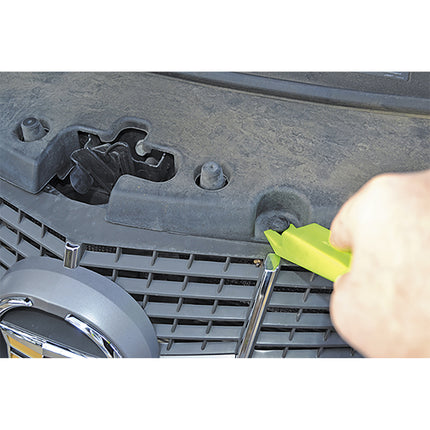 04552000 action shot of trim wedge used to lift clips